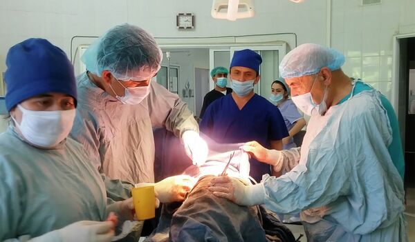 Врачи центра трансплантологии Таджикистана проводят операцию по удалению почки - Sputnik Таджикистан