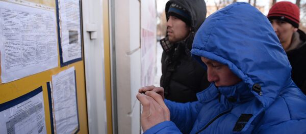 Муҳоҷирон дар интизории гирифтани санадҳои иҷозаи кор. Акс аз бойгонӣ - Sputnik Тоҷикистон