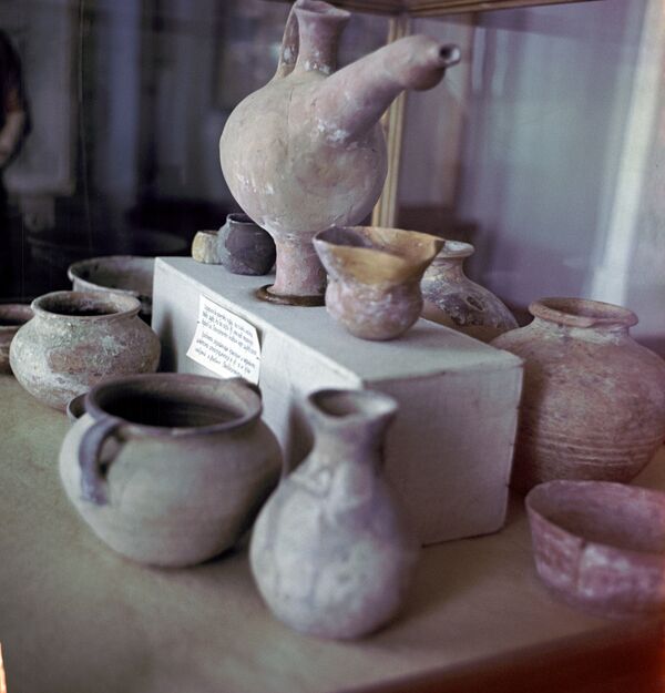 Глиняная посуда VI века, найденная при раскопках в Таджикистане. Архивное фото - Sputnik Таджикистан