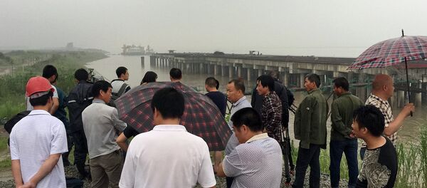 Одамон дар назди ситоди марказии фармондеҳии киштии Ситораи Шарқ ҷамъ шуданд - Sputnik Тоҷикистон