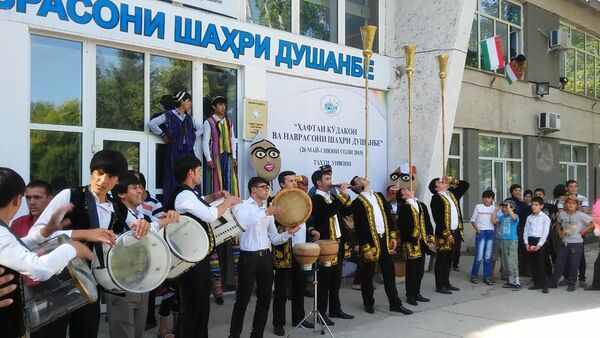 Танцы, веселье, игры: подарок мэрии столичной детворе - Sputnik Таджикистан