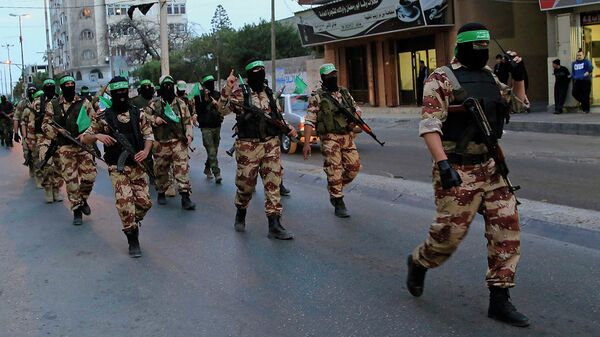 Представители движения Хамас маршируют по улице. Архивное фото - Sputnik Тоҷикистон