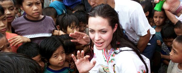 Ҳунарманд, модар ва сафир: Анҷелина Ҷолии ҳамакора - Sputnik Тоҷикистон