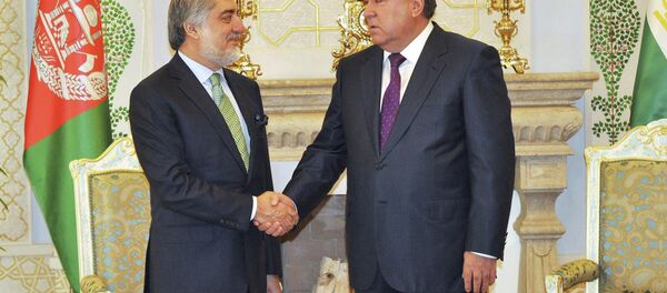 Эмомалӣ Раҳмон Абдуллоҳ Абдуллоҳро ба ҳузур пазируфт. 8 июни соли 2015. - Sputnik Тоҷикистон