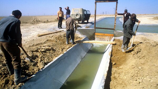 Строительство ирригационного канала. Архивное фото - Sputnik Таджикистан