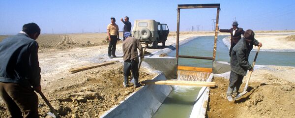 Бунёди ҷӯйбори обёрӣ. Акс аз бойгонӣ - Sputnik Тоҷикистон