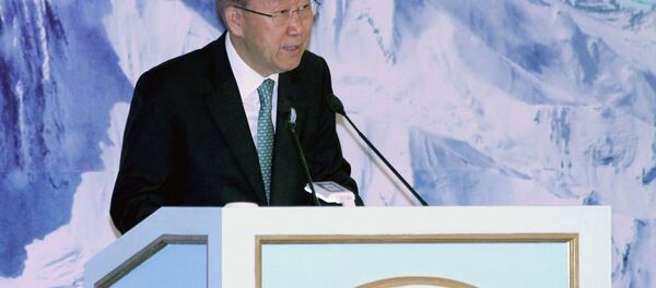 Пан Ги Мун аснои суханронӣ дар ҳамоиши байналмиллалии Об барои ҳаёт дар Душанбе. 9 июни соли 2015 - Sputnik Тоҷикистон