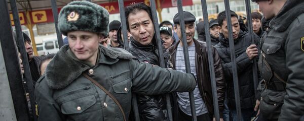 Пулис риояи муқаррароти муҳоҷиратро бозрасӣ мекунад. Акс аз бойгонӣ - Sputnik Тоҷикистон