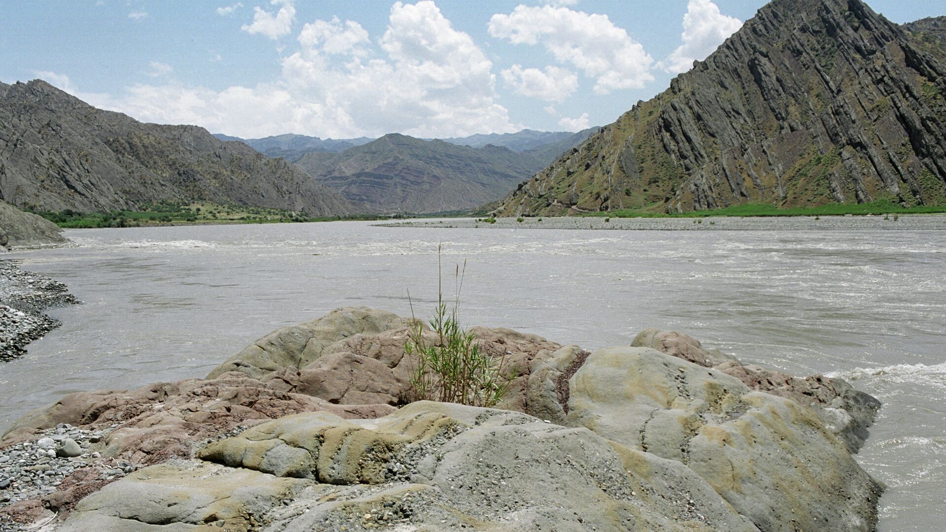Пограничная с Афганистаном река Пяндж, архивное фото - Sputnik Таджикистан, 1920, 06.09.2023
