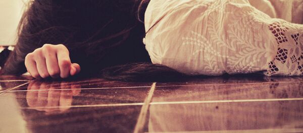 Девушка в подавленном состоянии. Архивное фото - Sputnik Тоҷикистон