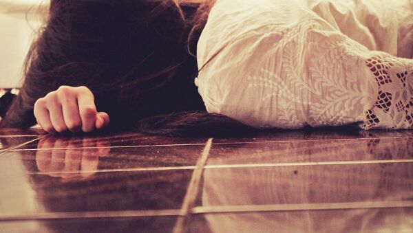 Девушка в подавленном состоянии. Архивное фото - Sputnik Таджикистан