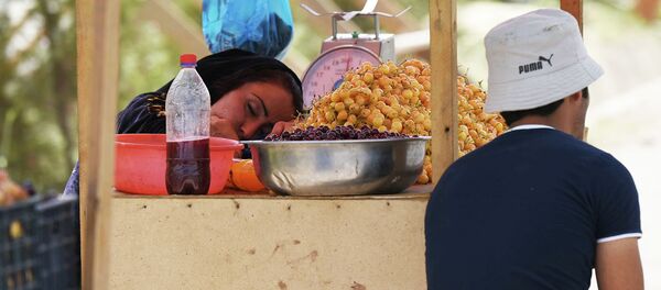 Придорожная черешня Придорожная черешня - Sputnik Таджикистан