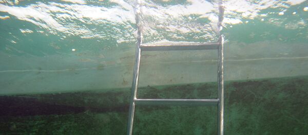 Под водой в бассейне. Архивное фото - Sputnik Тоҷикистон