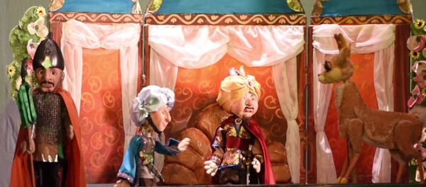 Ҷашнвораи Парасту: Театри лӯхтаки Чкаловск Оҳуи тиллоӣ-ро намоиш дод - Sputnik Тоҷикистон