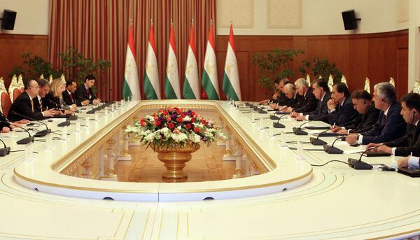 Эмомали Рахмон на встрече с депутатами Парламентской ассамблеи. 23 июня 2015 года - Sputnik Таджикистан