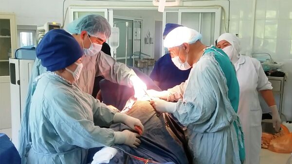 Врачи центра трансплантологии проводят операцию. Архивное фото - Sputnik Тоҷикистон
