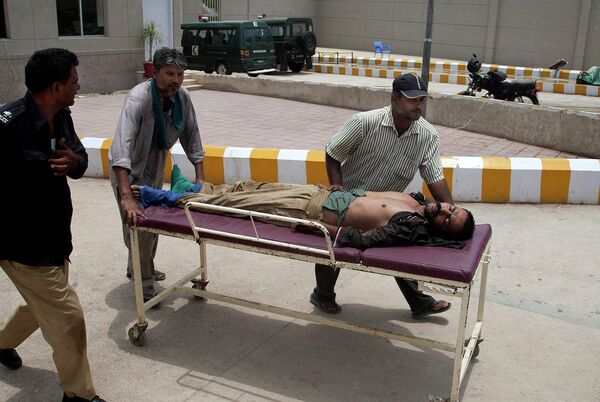 Госпитализация пострадавшего от солнечного удара. Карачи, 24 июня 2015 года - Sputnik Таджикистан