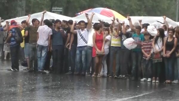 Митингующие ереванцы пели песни и танцевали под дождем во время протестов - Sputnik Таджикистан
