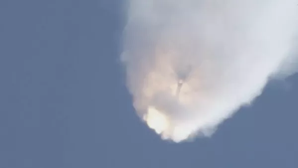 Мушаки Falcon 9 суқут карда, ба қисмҳо ҷудо шуд. Навор аз таркиши мушак - Sputnik Тоҷикистон