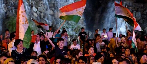 Тарона, рақс, фейеверк: Рӯзи Ваҳдати миллӣ дар Душанбе таҷлил шуд - Sputnik Тоҷикистон