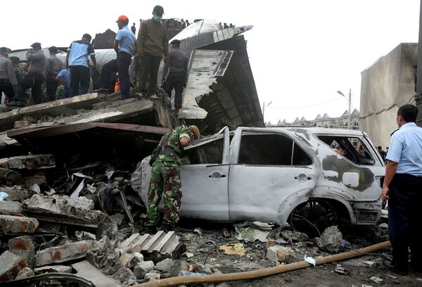 Последствия крушения военно-транспортного самолета в Индонезии. 30 июня 2015 года - Sputnik Таджикистан