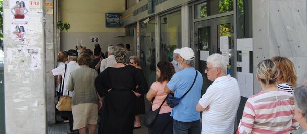 Горожане у отделения банка в Афинах. 1 июля 2015 года - Sputnik Тоҷикистон