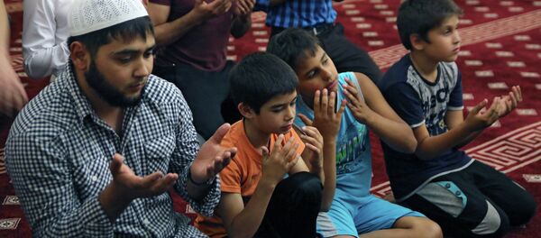 Мусалмонҳо ҳангоми намоз дар моҳи Рамазон. Акс аз бойгонӣ Мусалмонҳо ҳангоми намоз дар моҳи Рамазон. Акс аз бойгонӣ - Sputnik Тоҷикистон