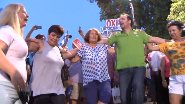 Греки танцевали и водили хороводы в Афинах после объявления итогов референдума - Sputnik Таджикистан