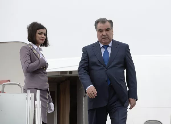 Президенти Тоҷикистон Эмомалӣ Раҳмон ба Уфа парвоз кард Президенти Тоҷикистон Эмомалӣ Раҳмон ба Уфа парвоз кард - Sputnik Тоҷикистон