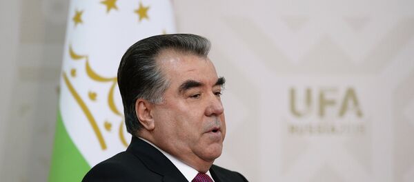 Раисҷумҳури Тоҷикистон Эмомалӣ Раҳмон. Акс аз бойгонӣ Раисҷумҳури Тоҷикистон Эмомалӣ Раҳмон. Акс аз бойгонӣ - Sputnik Тоҷикистон