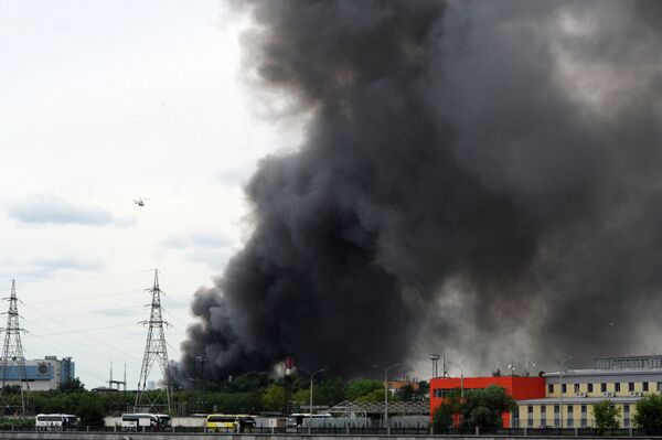Пожар на складе с шинами на территории бывшего завода имени Лихачёва в Москве - Sputnik Таджикистан