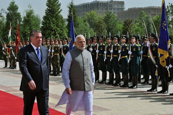 Официальный визит Нарендры Моди начался со встречи с Рахмоном - Sputnik Таджикистан