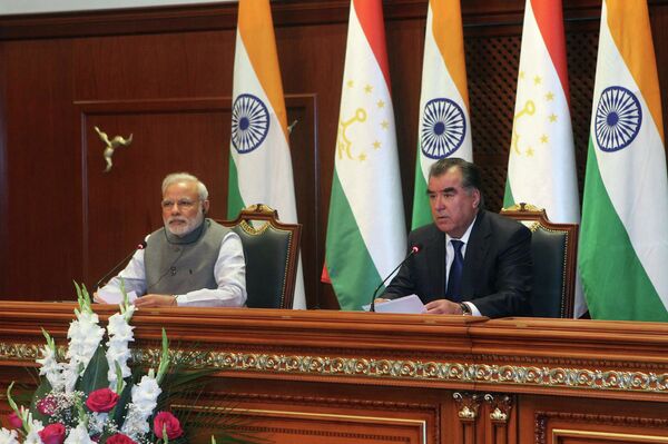 Встреча президента РТ Эмомали Рахмона и премьер-министра Индии Нарендра Моди. 13 июля 2015 года - Sputnik Таджикистан