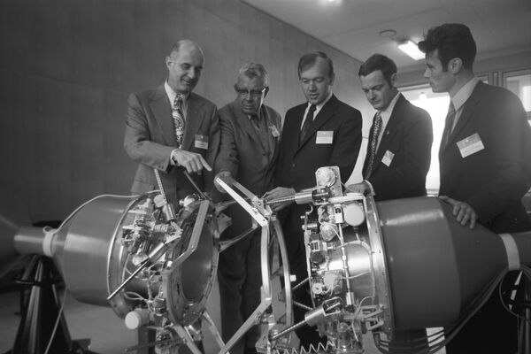 Т.Стаффорд, А.С.Елисеев и Г.Ланни рядом с моделями космических кораблей Союз-19 и Аполлон - Sputnik Таджикистан