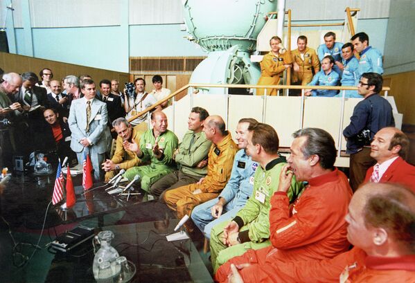 Члены экипажей космических кораблей Союз и Аполлон на встрече с журналистами - Sputnik Таджикистан