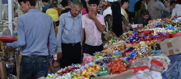 Дар бозори Шоҳмансур дар арафи Иди қурбон. 15 июли соли 2015 - Sputnik Тоҷикистон