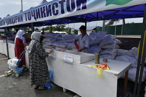 Ярмарка продуктов первой необходимости возле торгового центра Пойтахт 90. 15 июля 2015 года Ярмарка продуктов первой необходимости возле торгового центра Пойтахт 90. 15 июля 2015 года - Sputnik Таджикистан