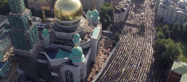 Молящиеся мусульмане заполнили улицы Москвы на празднике Ураза-байрам Молящиеся мусульмане заполнили улицы Москвы на празднике Ураза-байрам - Sputnik Таджикистан