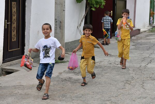 Дети в праздник Ид-аль-фитр - Sputnik Таджикистан