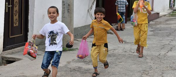 Дети в праздник Ид-аль-фитр Дети в праздник Ид-аль-фитр - Sputnik Тоҷикистон