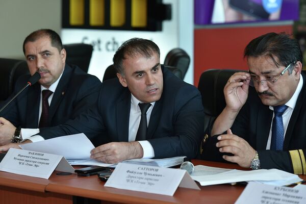 Икром Мавлонов (в центре) на пресс-конференции в Международном аэропорту Душанбе - Sputnik Таджикистан