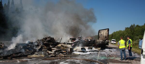 Дар маҳалли садамаи нақлиётӣ дар кишвари Красноярск - Sputnik Тоҷикистон