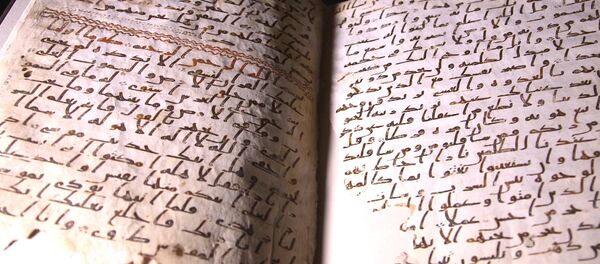 Олимон саҳифаҳои Қуръон-и қадимтарини дунёро ба намоиш гузоштанд - Sputnik Тоҷикистон