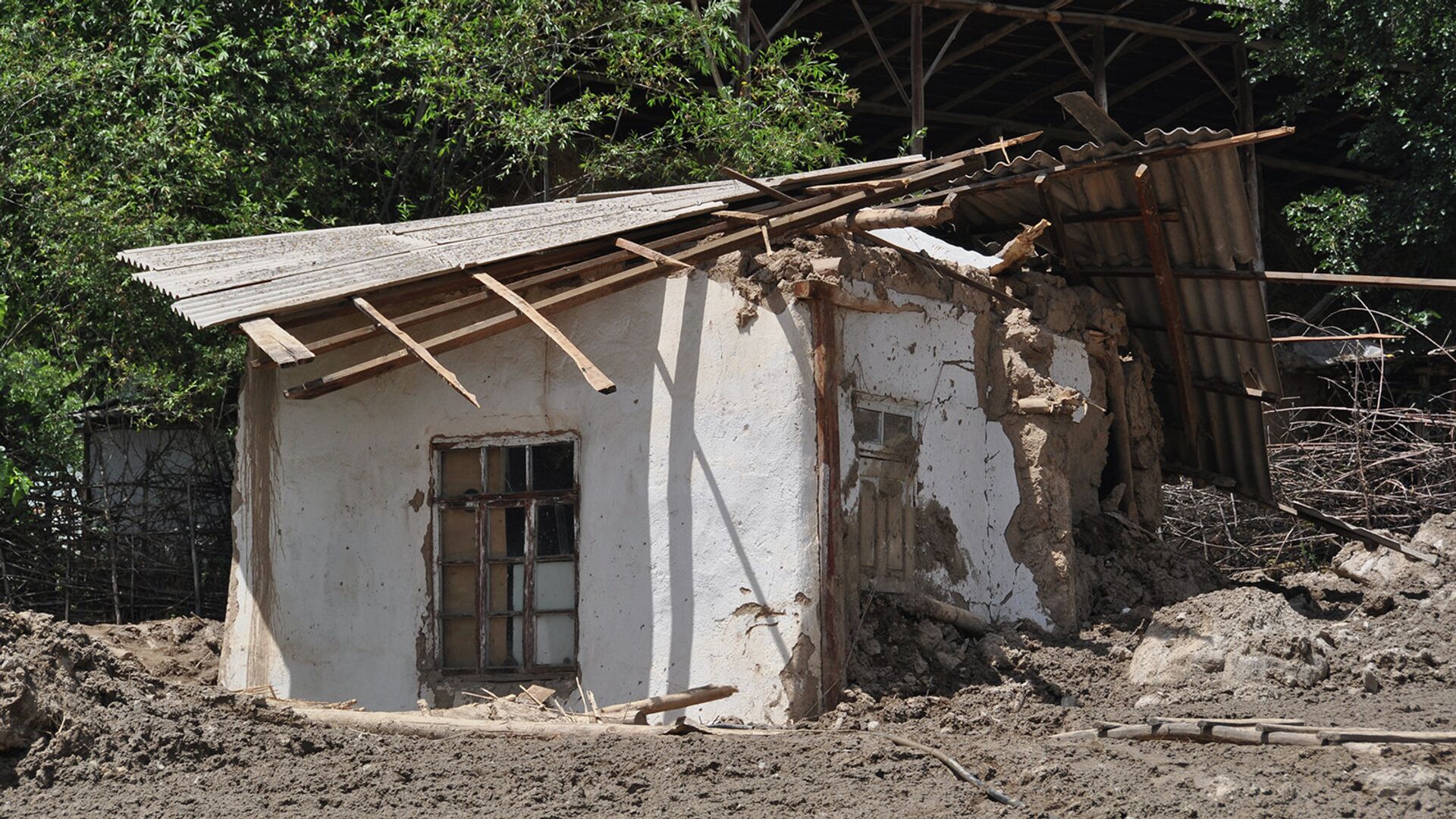 Последствия схода сели в селе Бедак, района Рашт. 22 июля 2015 года - Sputnik Таджикистан, 1920, 11.02.2021