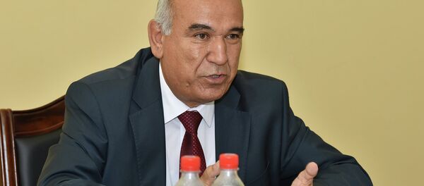 Назар Одиназода на пресс-конференции Антимонопольной службы 23 июля 2015 года - Sputnik Таджикистан