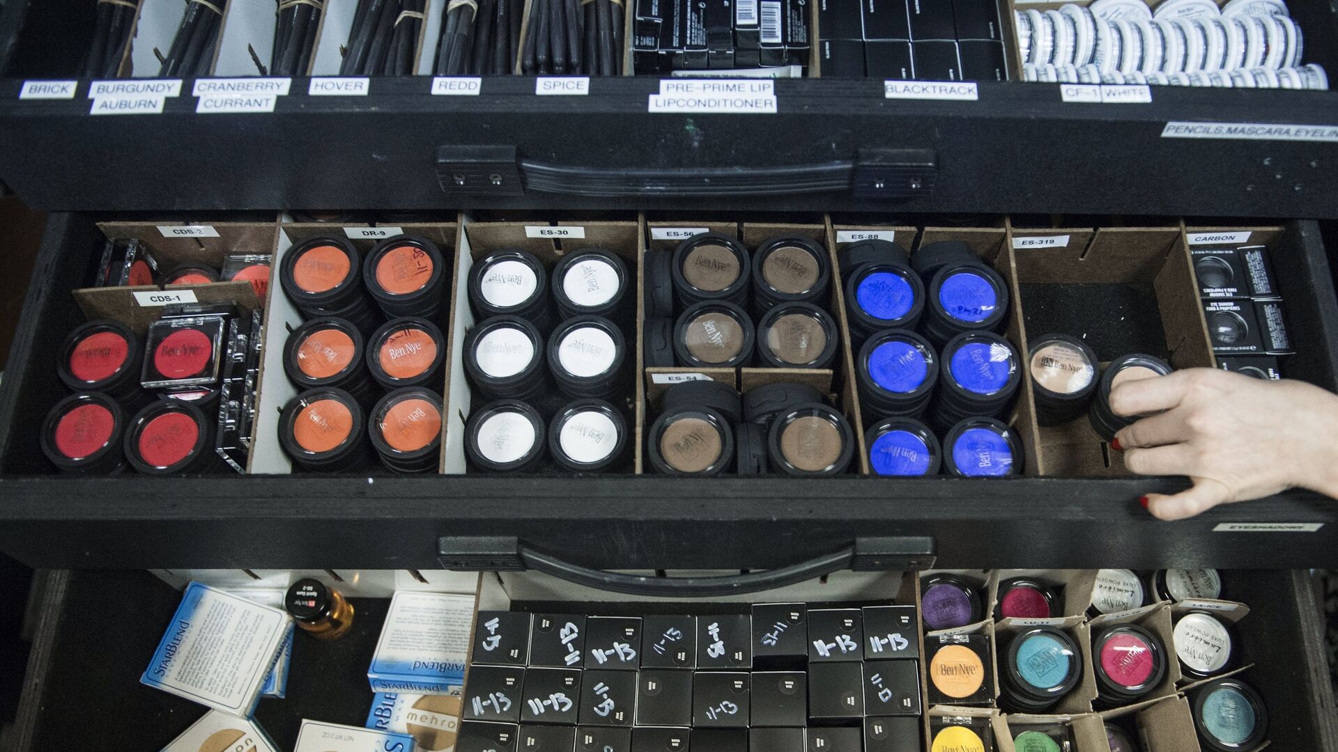 Опасная красота: в Согде проходит многотонная утилизация косметики