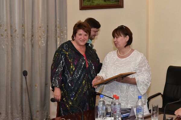 Глава Россотрудничества Любовь Глебова (слева) на встрече с представителями таджикского правительства и бизнеса 24 июля 2015 года - Sputnik Таджикистан