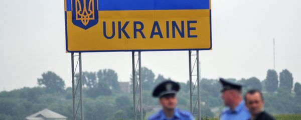 Дорожный знак, обозначающий территорию Украинского государства. Архивное фото Дорожный знак, обозначающий территорию Украинского государства. Архивное фото - Sputnik Таджикистан