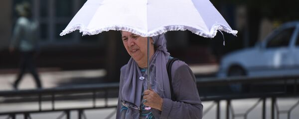 Как душанбинцы спасаются от палящего солнца - Sputnik Тоҷикистон