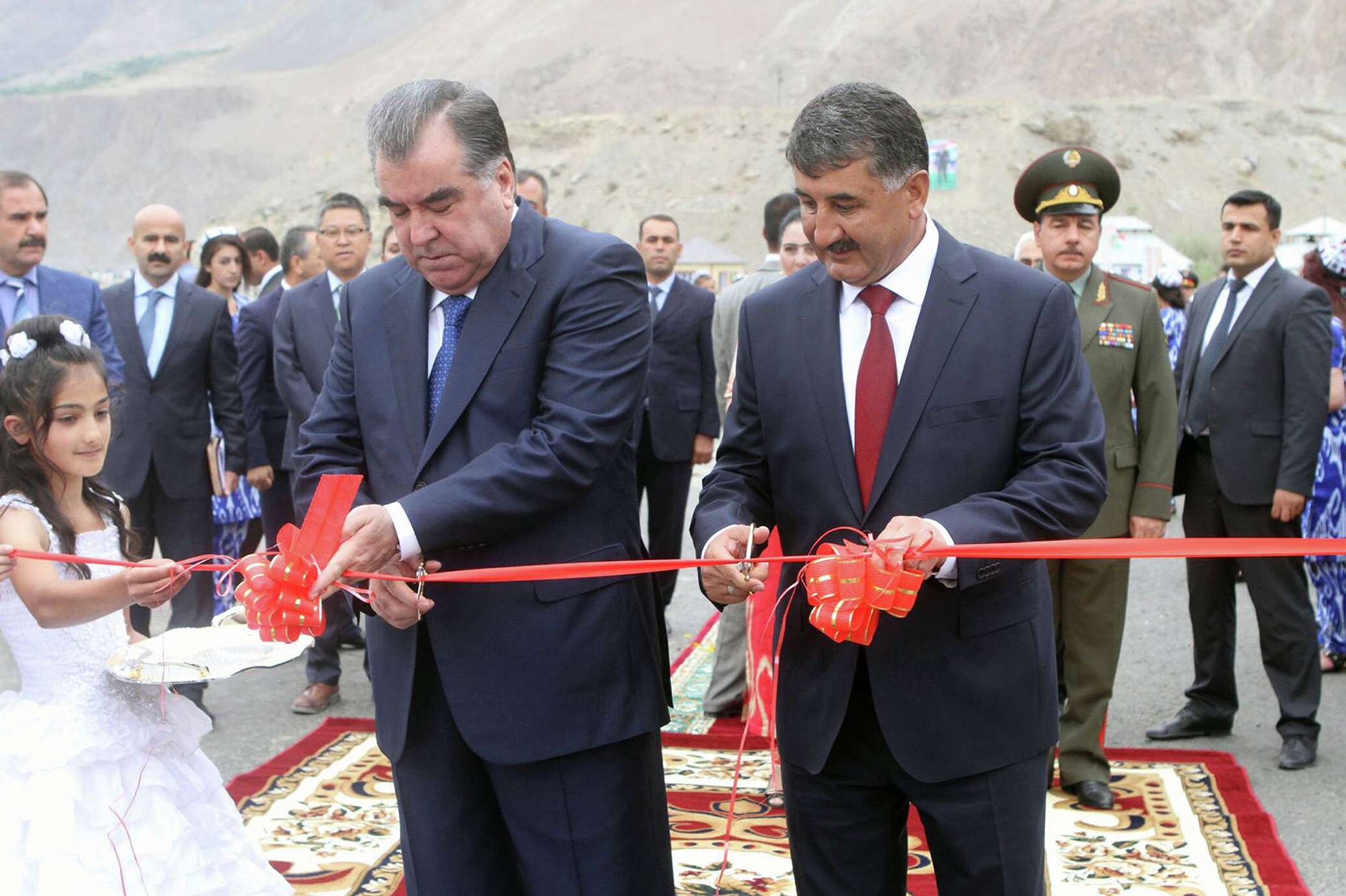 Открой таджикский. Национальный музей таджикистана. Граница между таджикистаном и узбекистаном. Национальный музей таджикистана душанбе. Торгпред таджикистан.